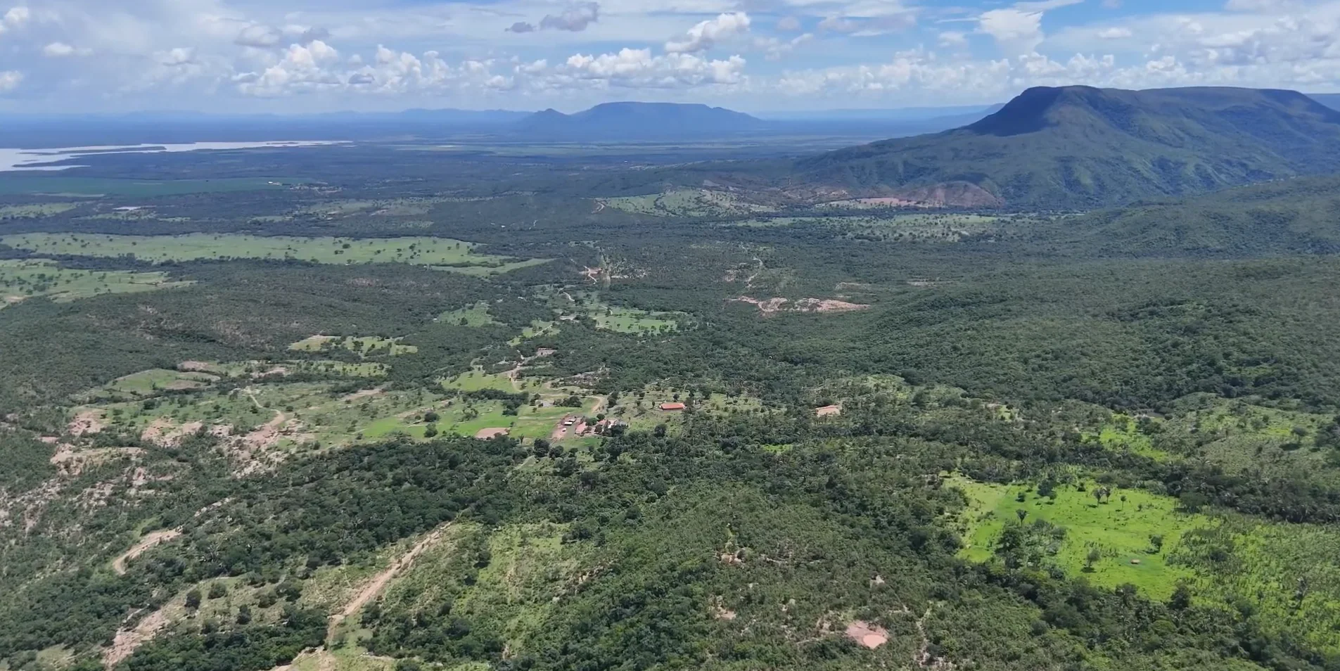 Panorama aéreo das serras e vales da região da Fazenda São Mateus